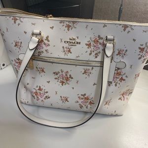 Beautiful Coach tote rose bouquet